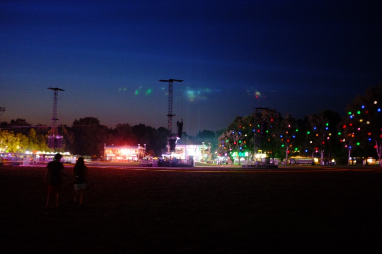 It was the first night, saturday. Taj, Makke and I went for a walked and arrived to the main stage. It was the last time we saw it this empty and beautiful. The lights in the trees on the back are amazing (that's where we sat to watch Kings of Leon).
